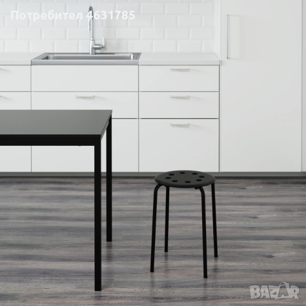 Бяла маса с два стола на дупки, подарък две възглавници, снимка 1