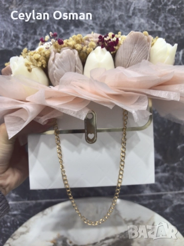 Нежен букет с ароматни цветя от соев восък 