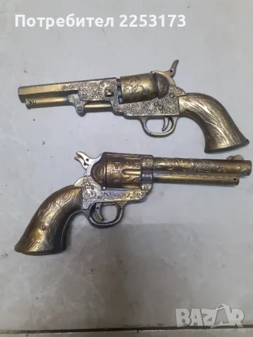 Лот пистолети за стена