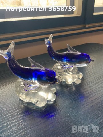 Стъклени делфини