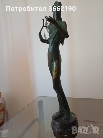 Бронзова жена с арфа
