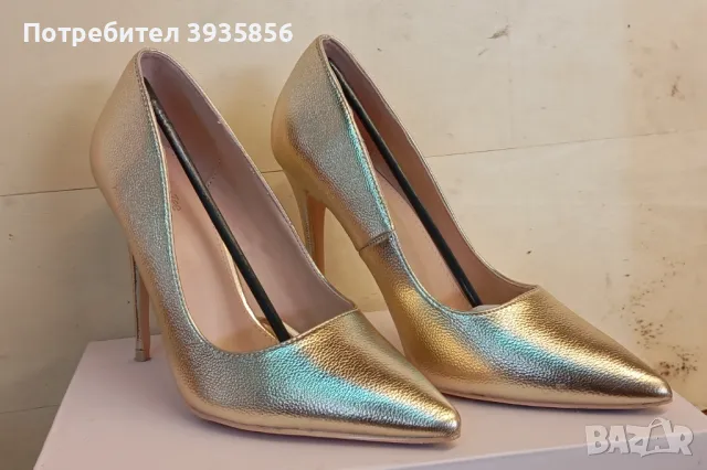 Златисти обувки с висок ток
