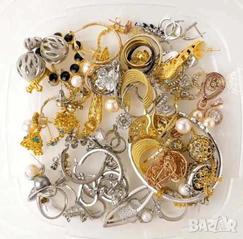 Винтидж бижута на килограм – второ качество, съкровища от миналото за творци и ценители!, снимка 2 - Бижутерийни комплекти - 51228948