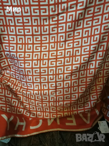 Копринен шал от Givenchy , снимка 8 - Шалове - 52666023