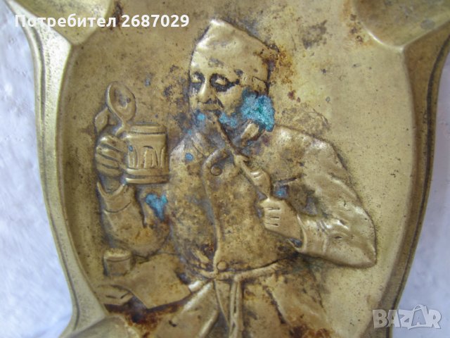 Стар пепелник, месинг метал човек войник с лула и халба, снимка 1 - Антикварни и старинни предмети - 33493056