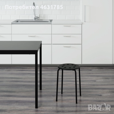 Бяла маса с два стола на дупки, подарък две възглавници