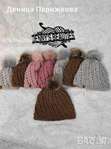 Ръчно плетена релефна шапка „Стела“ с подвижен пухкав помпон, снимка 12 - Шапки - 52593633