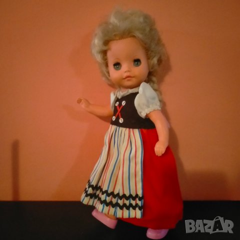 Колекционерска кукла народна носия ретро 32 см, снимка 1 - Колекции - 44106485