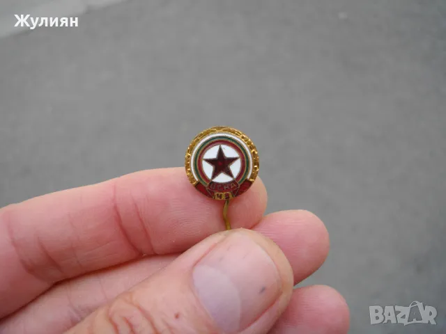 СТАРА ЗНАЧКА ЦСКА ЧЗ ЧЕРВЕНО ЗНАМЕ БРОНЗ ЕМАЙЛ , снимка 2 - Антикварни и старинни предмети - 49918266