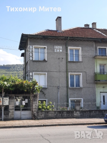 Продавам двуетажна къща с 2 гаража и допълнителни постройки, снимка 18 - Къщи - 51523131