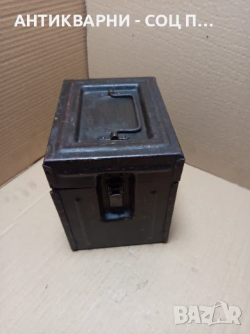 Стара Метална Военна Кутия.