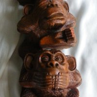 Голяма индонезийска дървена статуетка-"Трите будистки маймуни", снимка 1 - Статуетки - 39549439
