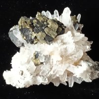 №192,Кварц,Планински кристал,Кварцова друза с халкопирит и сфалерит,Quartz Bulgaria,BGminerals,, снимка 1 - Декорация за дома - 44124708