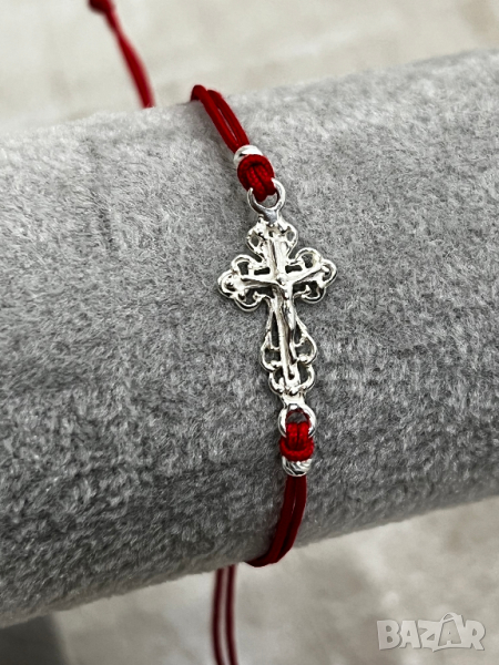 Гривна червен конец със сребърна фигура кръст с разпятие, снимка 1
