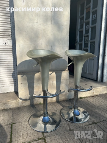 2 броя барови столчета