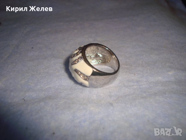 СТИЛЕН КРАСИВ ЕМАЙЛИРАН КРИСТАЛЕН АРТ ПРЪСТЕН с БЯЛА ПОЗЛАТА 27611, снимка 5 - Пръстени - 37420140