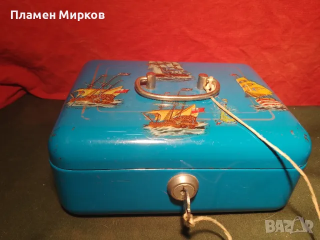 Метална кутия с ключе, снимка 1