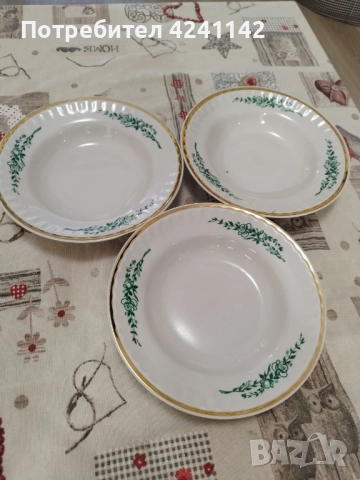 Три бели порцеланови сервиза за хранене