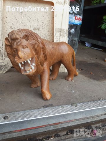 Масивна дървена статуя на лъв