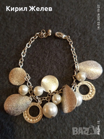 Гривна с изкуствени перли и текстурирани метални дискове красива 51810