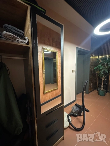 Гардероб за дрехи много запазен, снимка 4 - Гардероби - 53249443