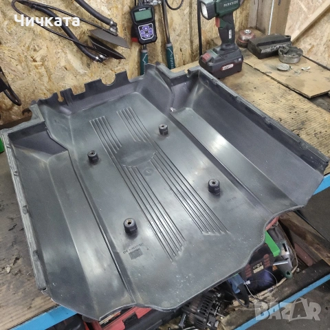 Продавам капак за двигателя на БМВ - 7 серия, снимка 3 - Части - 53290891