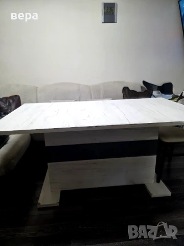 Продавам трапезна маса