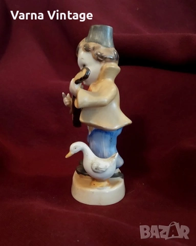 Колекционерска порцеланова фигурка на момче с китара и гъска. Германия., снимка 2 - Антикварни и старинни предмети - 53282761