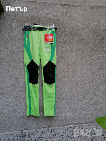 Продавам нов дамски зелен разтеглив бързосъхнещ панталон с кръпки на коленете The North Face 