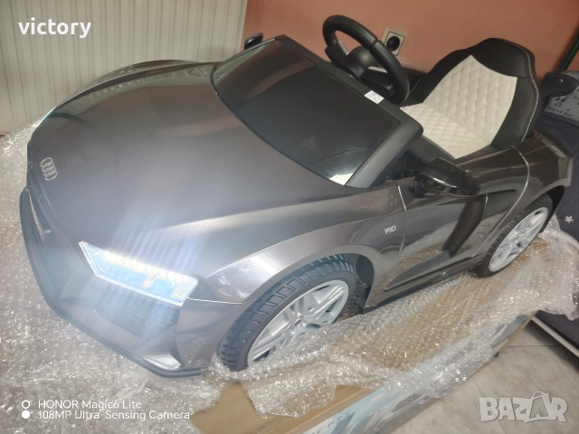 Акумулаторна кола Audi R8 Spyder мет. сив , снимка 2 - Детски велосипеди, триколки и коли - 52732722