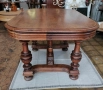 Масивна дървена маса в класически стил.  Красиво резбовани крака и елегантни орнаменти. , снимка 3