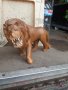 Масивна дървена статуя на лъв