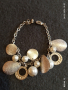 Гривна с изкуствени перли и текстурирани метални дискове красива 51810, снимка 1