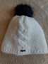  Дамска бяла зимна шапка с черен пискюл, снимка 1 - Шапки - 38968258