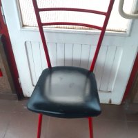 Червени метални столове, тапицирани с черна кожа , снимка 1 - Други стоки за дома - 43824142