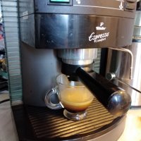 Кафе машина Tchibo с ръкохватка с крема диск, прави хубаво кафе с каймак , снимка 1 - Кафемашини - 32946482
