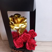 Комплект "златна" роза и сапунени рози с надпис "Честита сватба" налично, снимка 3 - Декорация за дома - 39707517