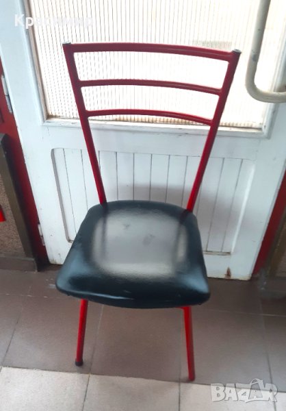 Червени метални столове, тапицирани с черна кожа , снимка 1