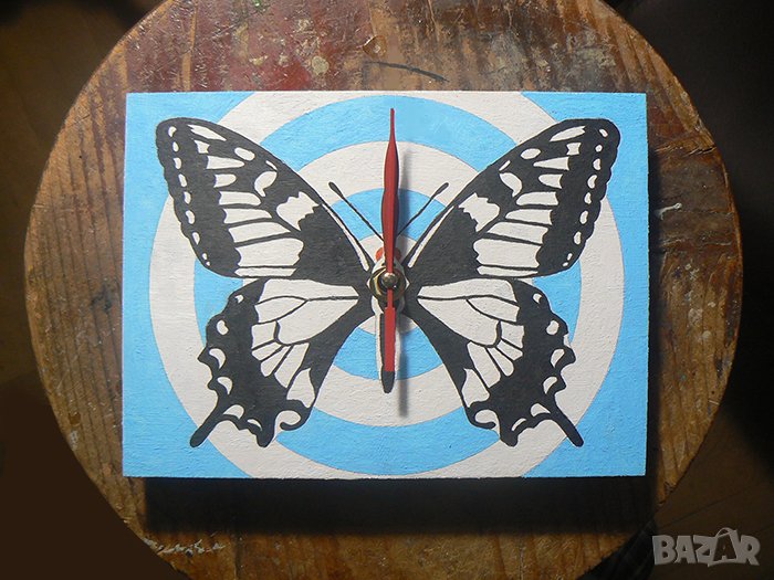 Продавам ръчно рисуван стенен часовник с пеперуда ., снимка 1