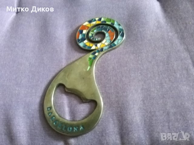 Метална отварачка винтидж  емайл маркирана Барселона 10см