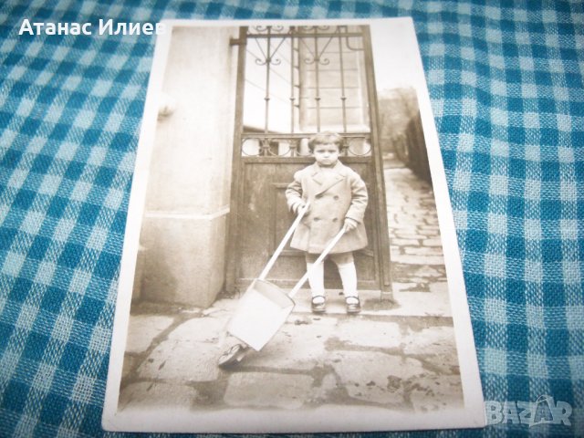 Стара снимка-картичка дете с играчка 1925г., снимка 3 - Други ценни предмети - 33143212