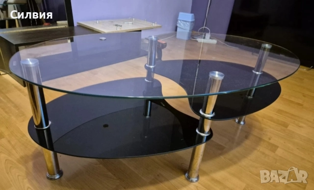 холна стъклена масичка