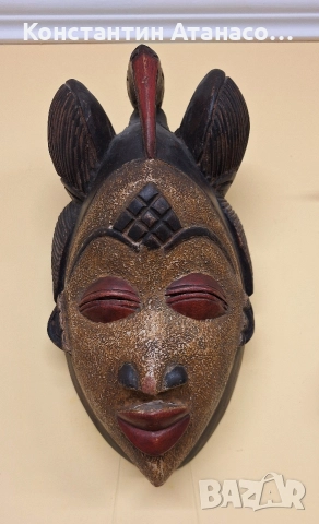 Стара дървена маска от племето Пуно
