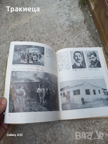 КНИГА АЛБУМ ПОД БОЙНОТО ЗНАМЕ НА ПАРТИЯТА, снимка 4 - Антикварни и старинни предмети - 51147248
