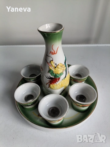 Порцеланов , китайски комплект за ракия с декорация от дракони. 