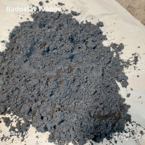 Продавам черен графит на прах 
