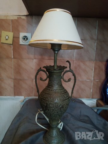 стара настолна лампа