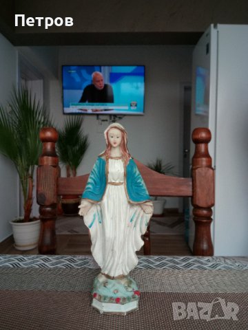 Продавам изящна малка,красива статуетка на Дева Мария.Керамика.