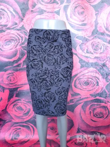 Тъмно лилава еластична пола до коляното на черно цветя Л