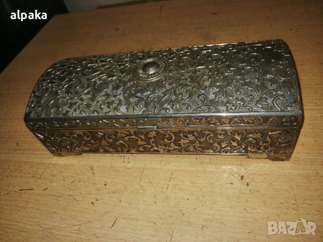 Продавам голяма посребрена кутия за бижута